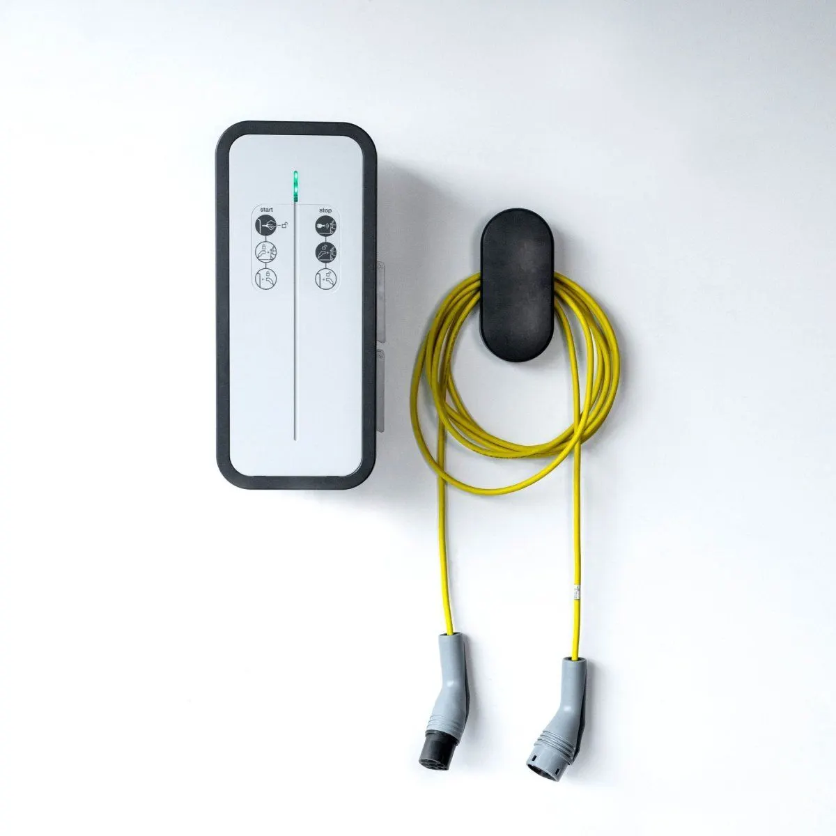Borne de recharge murale Hager avec câble jaune