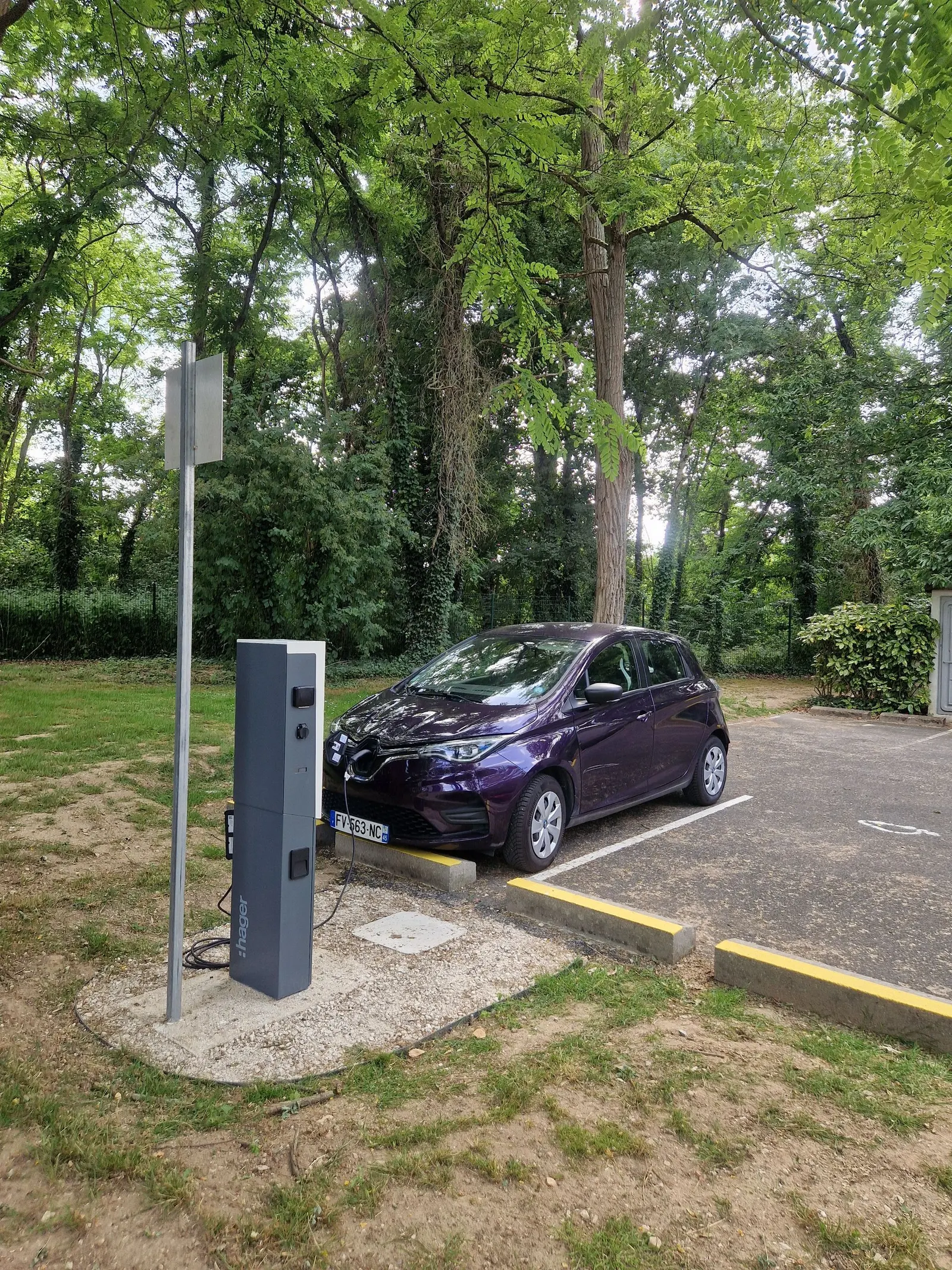 Bornes de recharge sur un parking arboré