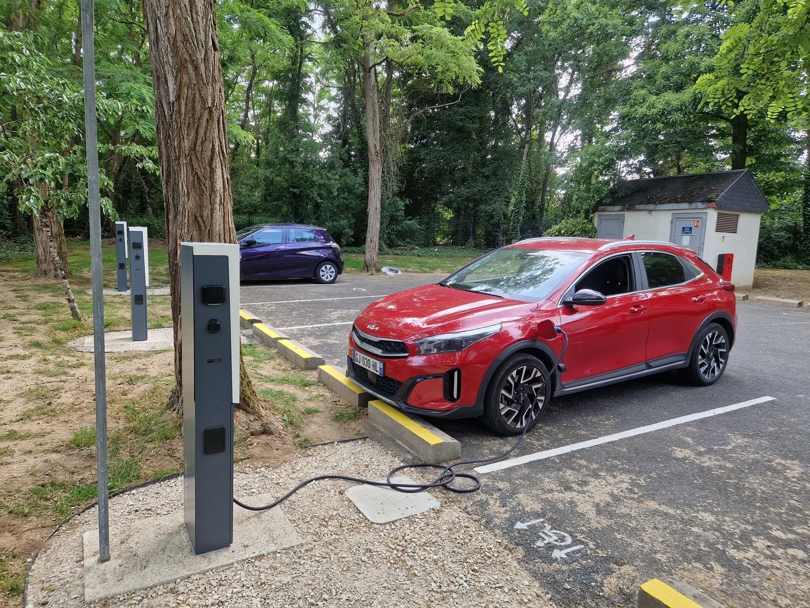 Voiture électrique en charge sur une borne