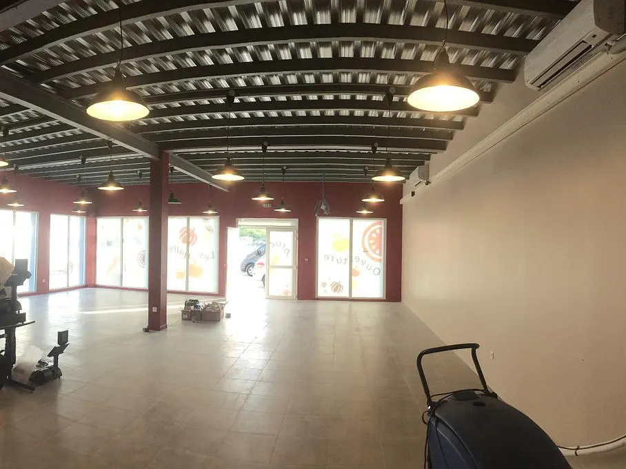 Grand local commercial, éclairage et plafond technique