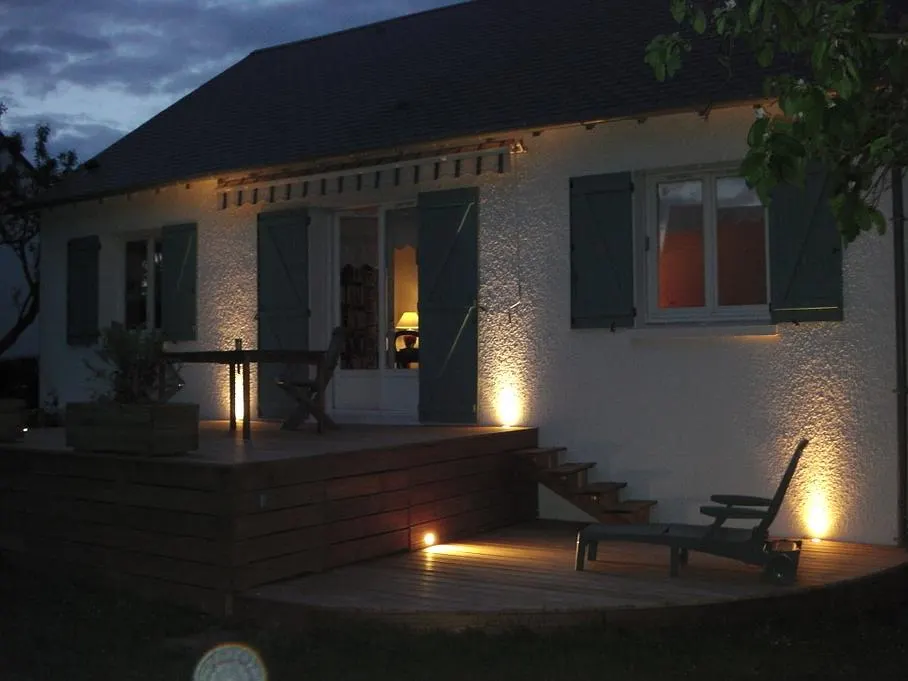 Maison avec éclairage extérieur au crépuscule