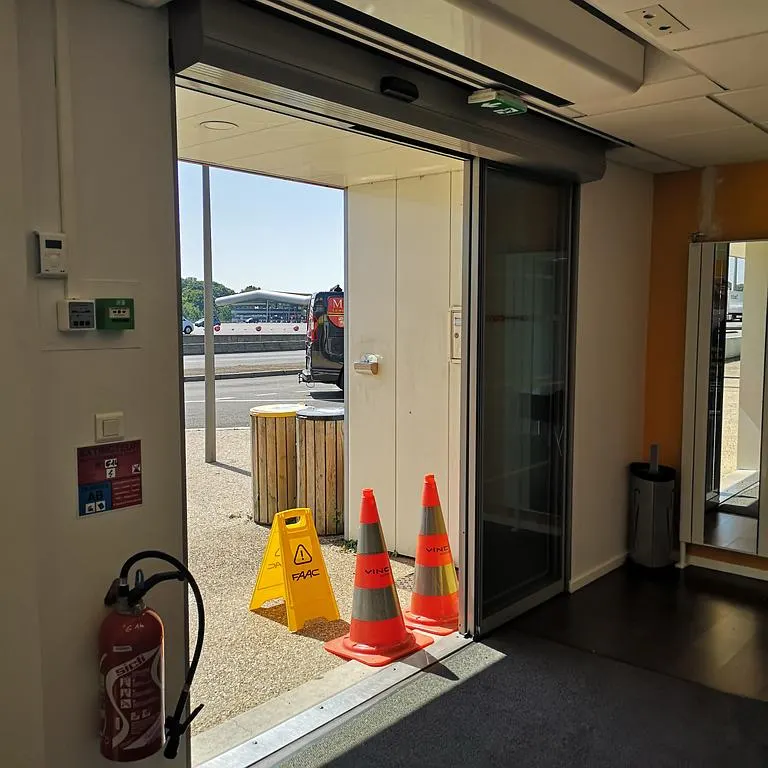 Porte automatique d'un commerce