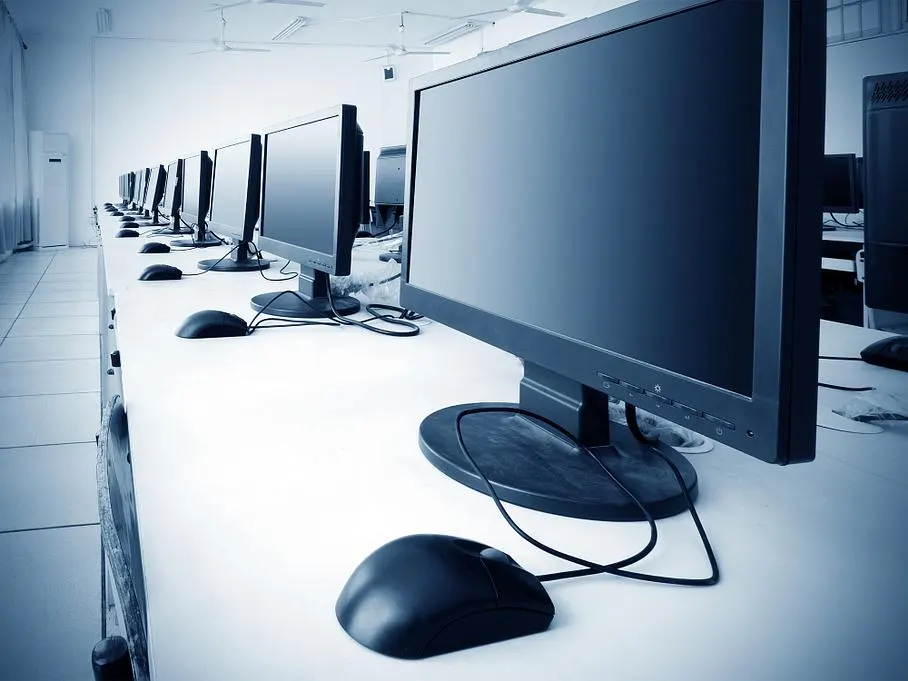 Salle de postes informatiques câblés