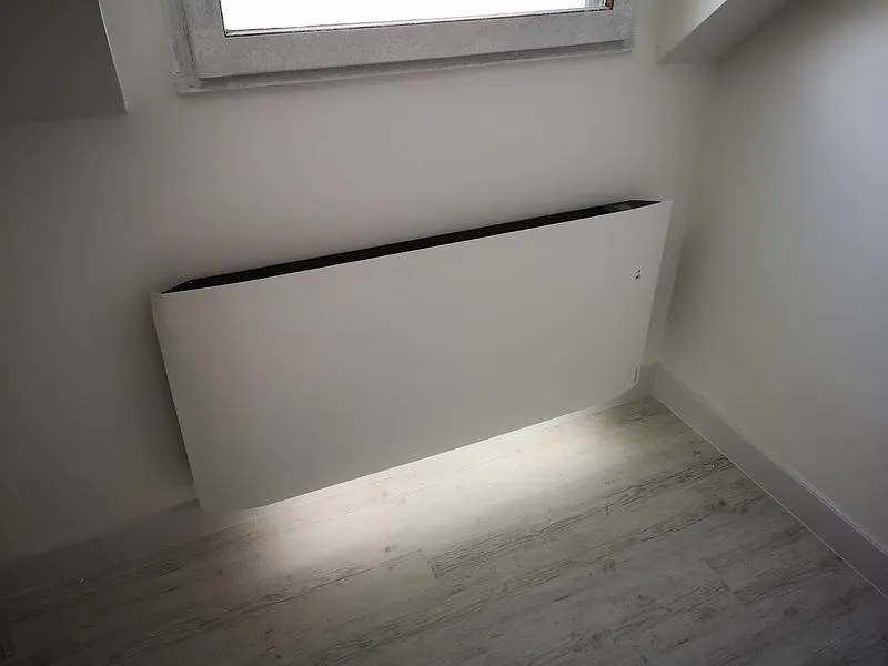 Radiateur à inertie installé dans une pièce lumineuse