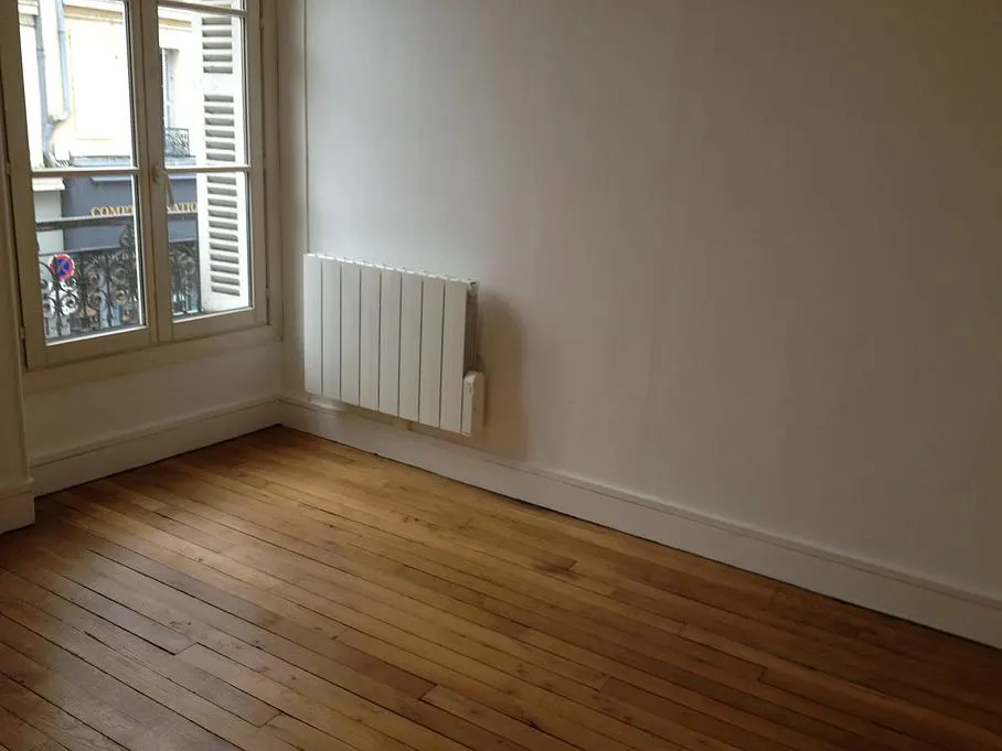 Radiateur mural dans une pièce avec parquet