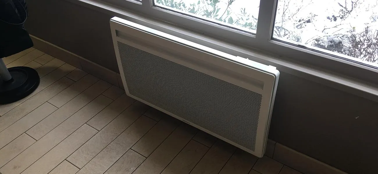 Radiateur sous une baie vitrée