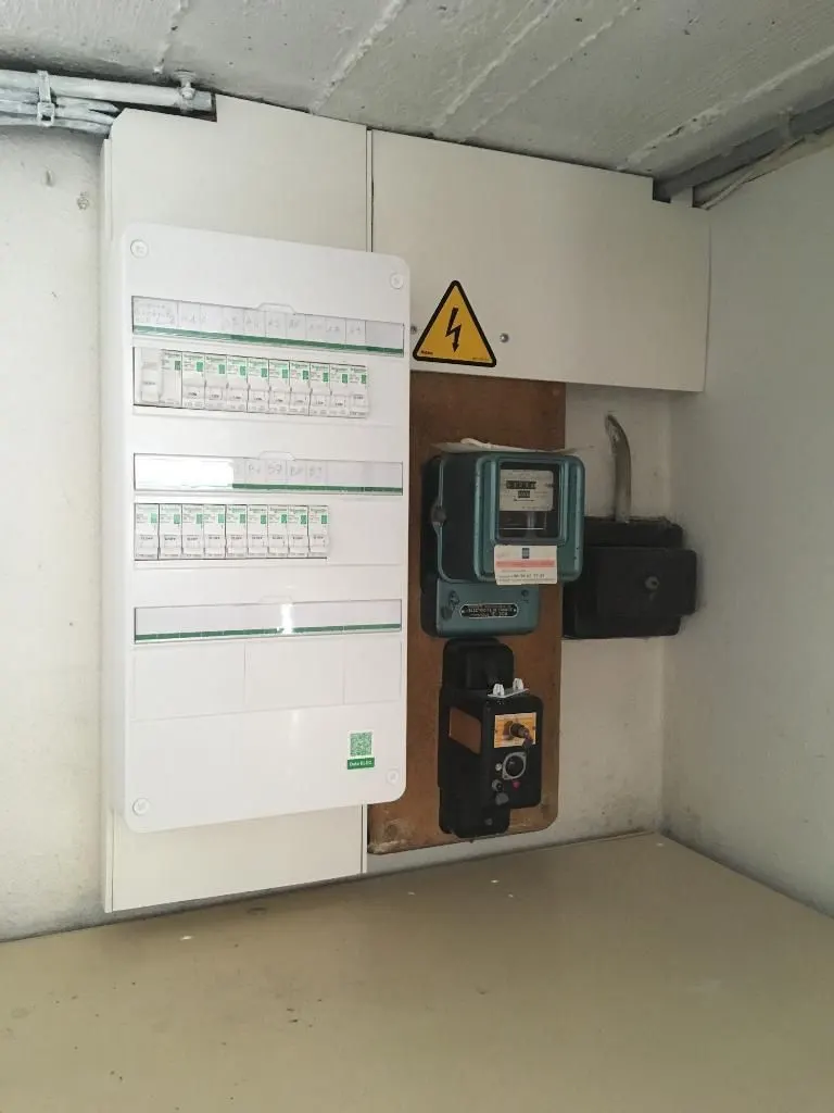 Tableau électrique dans un local technique