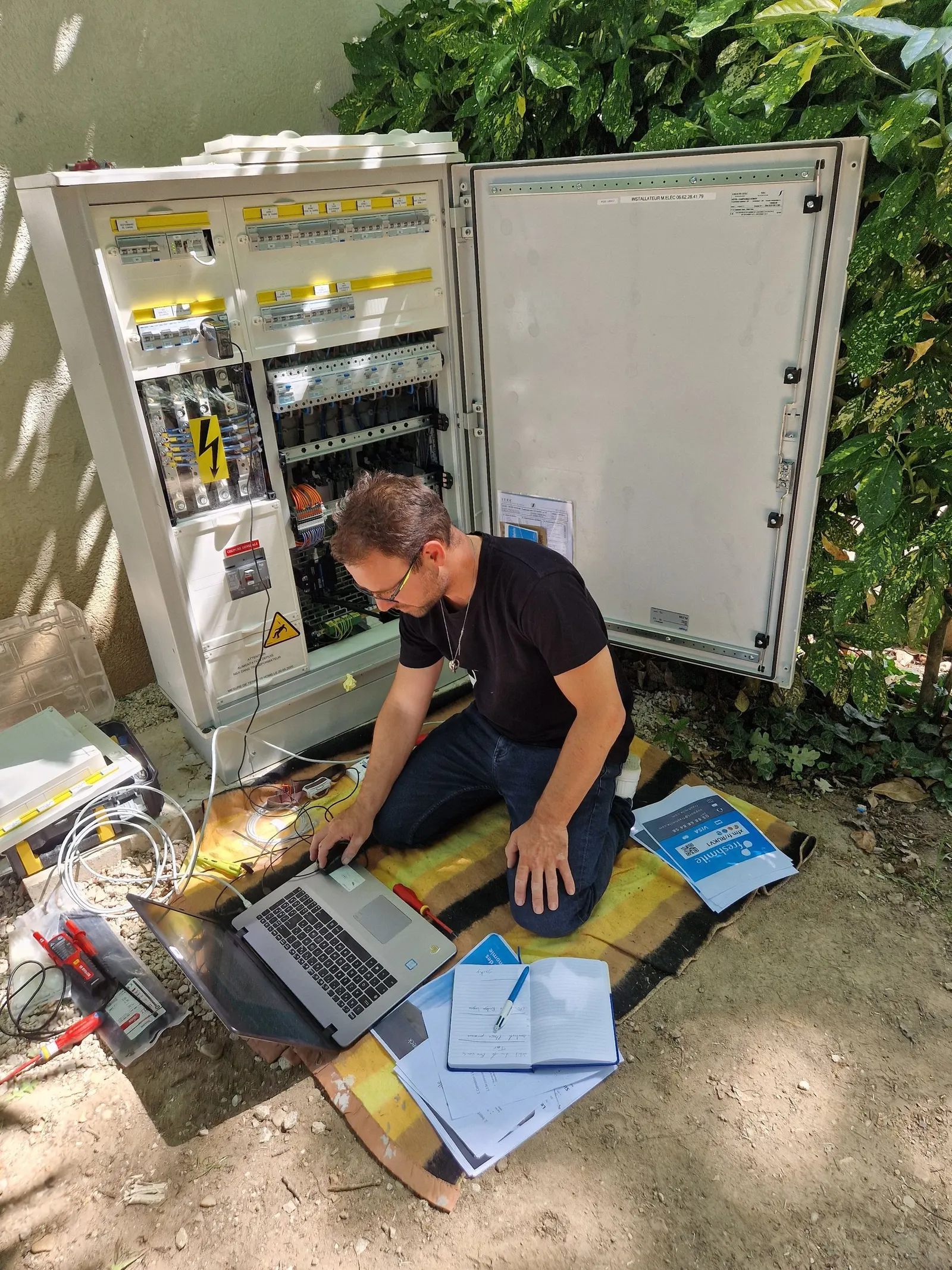 Technicien en intervention devant une armoire électrique