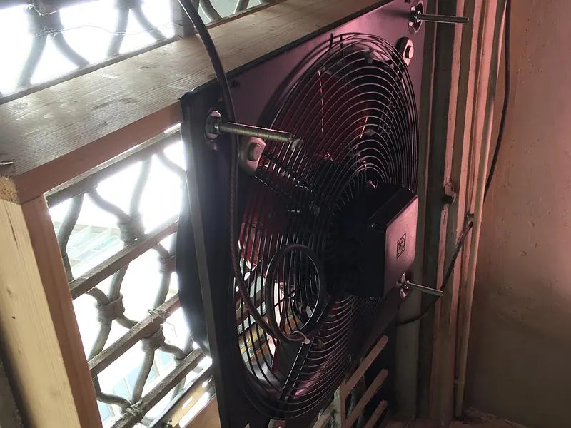 Extracteur d'air motorisé derrière une grille décorative